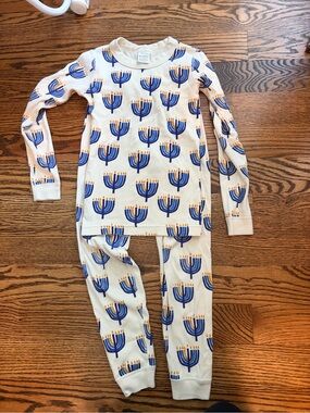 Hanna Andersson Cream Pajama Set with Blue and Gold Menorahs